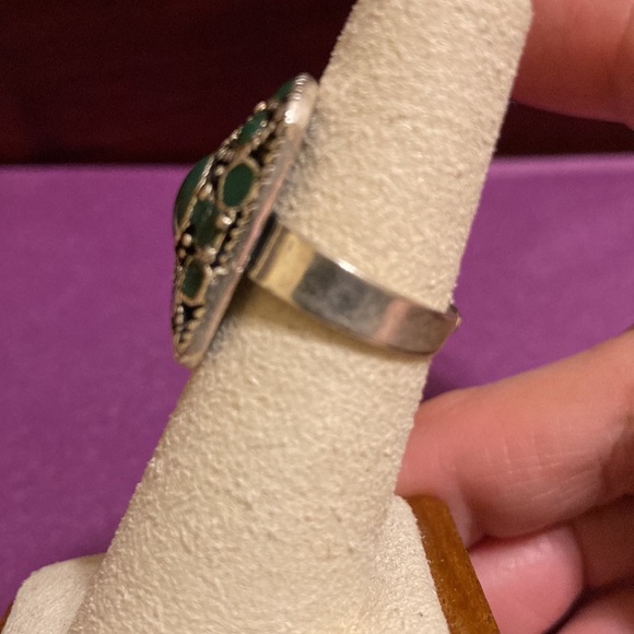 Silver tone and green enamel design ring - Picture 2 of 7